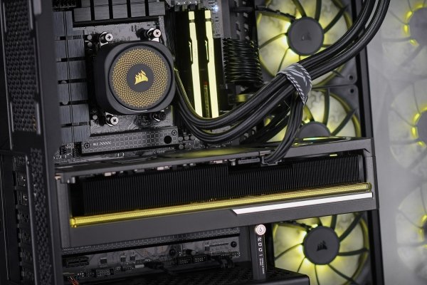 Komputer gamingowy Actina iCUE 9800X3D 64B 2TB RTX5090 1000W no OS