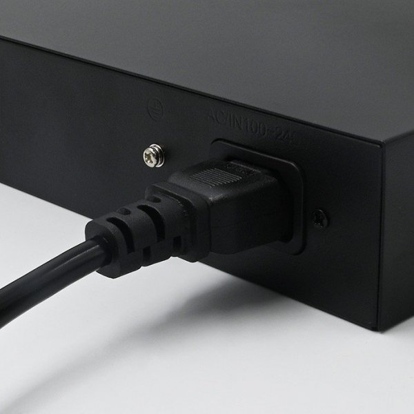 Qoltec Przełącznik sieciowy SWITCH FAST Ethernet PoE | 4x RJ45 |  2x    RJ45 Uplink | 65W | 10/100Mb/s