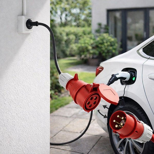 Qoltec Adapter siłowy do ładowarek EV | gniazdo CEE 16A 5P | Przejściówka 400V na SCHUKO 230V | max 16A | 3.5kW