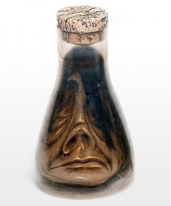 Dekoracja na Halloween Miniaturowa głowa Tsantsa w kolbie Erlenmeyera II