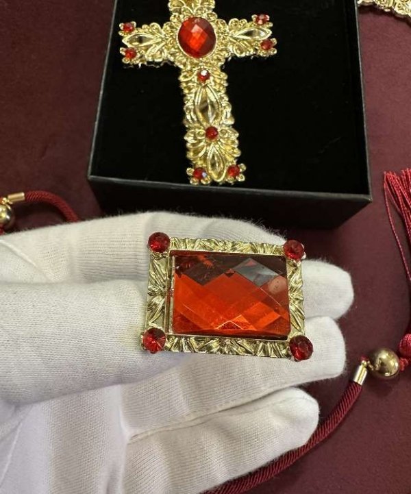 zestaw biżuterii Mikołaja – złoty krzyż na łańcuchu i pierścień z czerwonym kamieniem