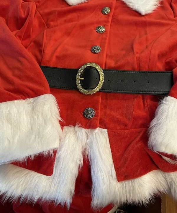 sukienka mikołajkowa z futerkiem – zdjęcie ozdobnych obszyć z futerka