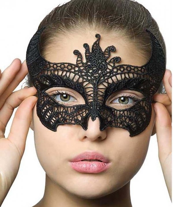 Czarna koronkowa maska w stylu weneckim