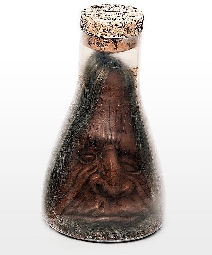 Dekoracja na Halloween Miniaturowa głowa Tsantsa w kolbie Erlenmeyera