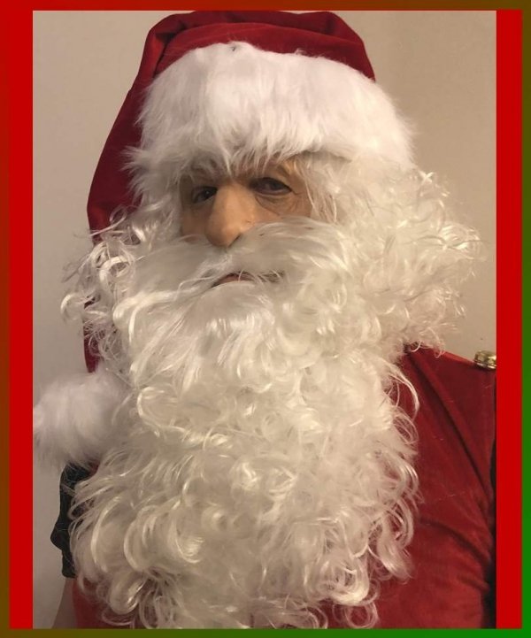 Święty Mikołaj w czapce, masce i pełnym zaroście