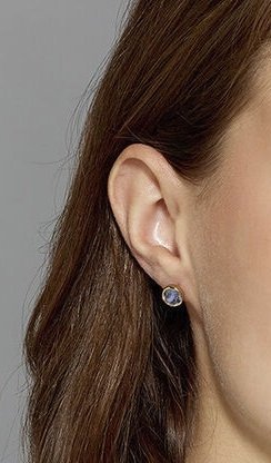Kolczyki NOBLE EARRING - DYRBERG/KERN ucho modelki