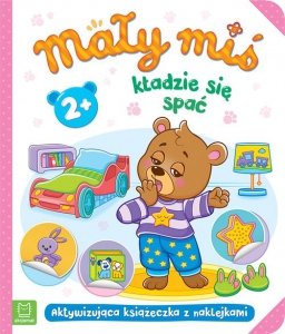 Mały miś kładzie się spać.