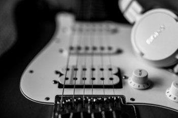 INSTRUMENTY STRUNOWE