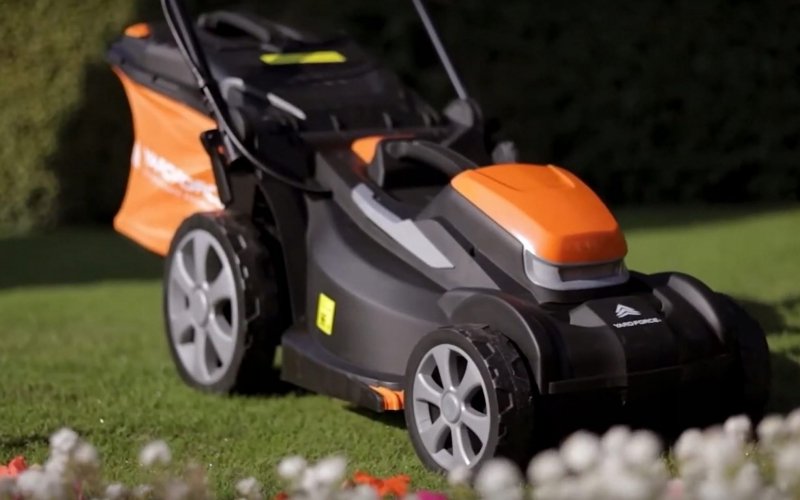 Kosiarka akumulatorowa 2x20V 2,5Ah szerokość koszenia 34cm 300m2 + dodatki