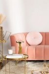 Sofa 3-osobowa Carla do salonu z aksamitną tapicerką w kolorze peonii na stalowych, złotych nogach