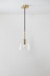 Lampa sufitowa Bezany z tekstylnym kablem, złotą rozetą i szklanym kloszem o nowoczesnym designie.