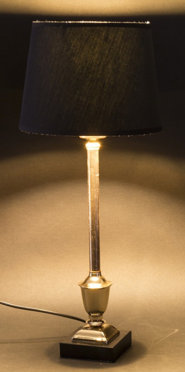 Klasyczna metalowa  lampa złota z czarnym abażurem na czarnej podstawie