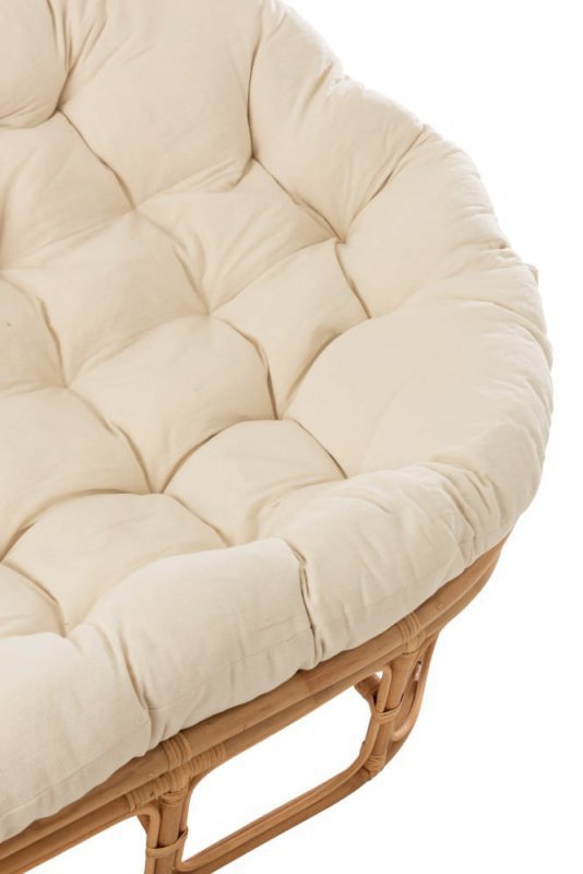 Komfortowe rattanowe siedzisko sofa z miękkimi poduchami
