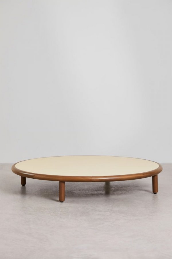 Zestaw wypoczynkowy Olivia z 2 fotelami i 2 stolikami kawowymi z drewna akacjowego w aranżacji salonu SKLUM