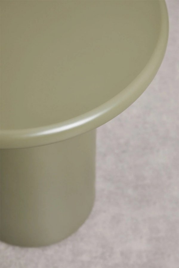 Okrągły stolik pomocniczy Rodeo MDF Ø45 cm w kolorze Salvia Zieleń, minimalistyczny design, ustawiony obok sofy, na blacie dekoracyjne elementy wnętrza.
