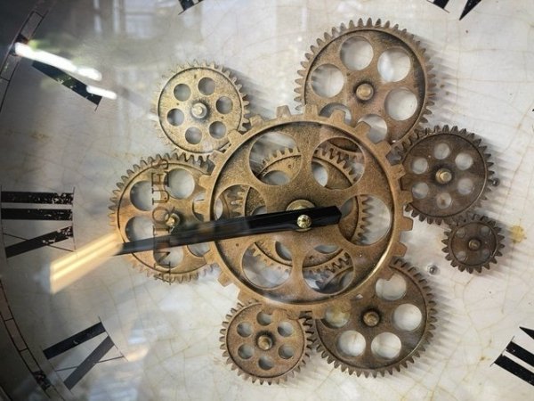 Zegar ścienny z widocznym mechanizmem do salonu STATION