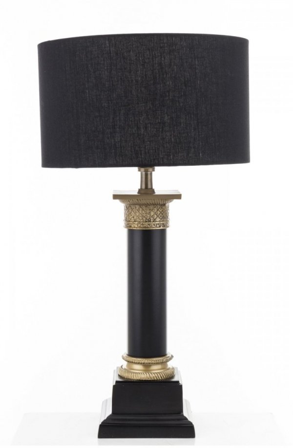Złoto czarna lampa stojaca z czarnym abażurem.