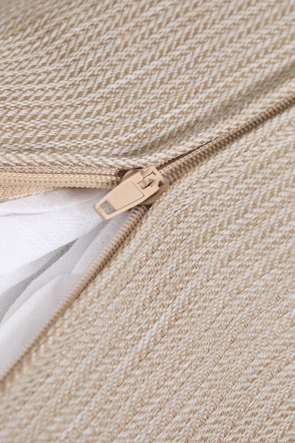 Zestaw wypoczynkowy Olivia z 2 fotelami i 2 stolikami kawowymi z drewna akacjowego w aranżacji salonu SKLUM