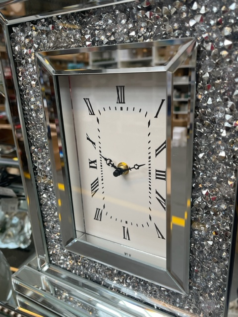 Zegar stołowy zdobiony kryształkami glamour srebrny