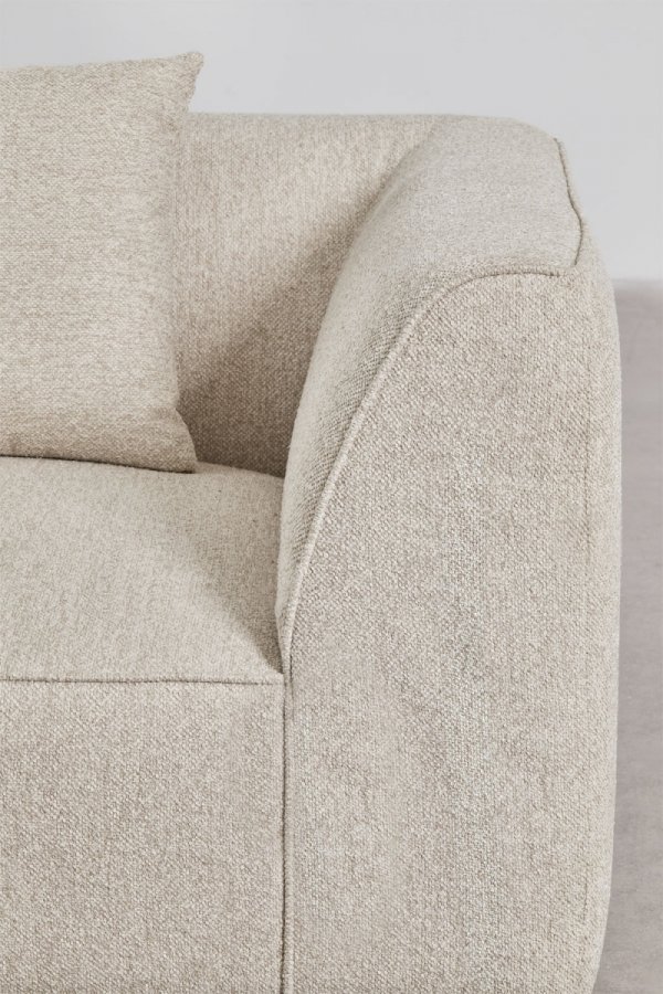 Fotel tapicerowany Cardea w kremowo-beżowej tkaninie w aranżacji salonu - SKLUM 