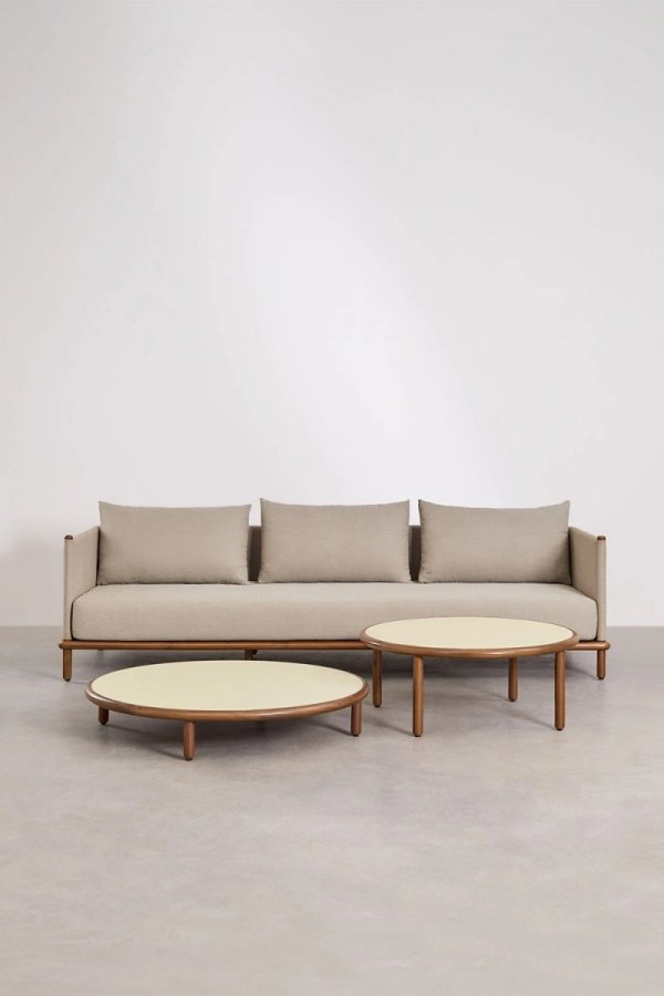 Zestaw ogrodowy Olivia – sofa 3-osobowa z drewna akacjowego i dwa okrągłe stoliki kawowe, idealne na taras, patio i do ogrodu.