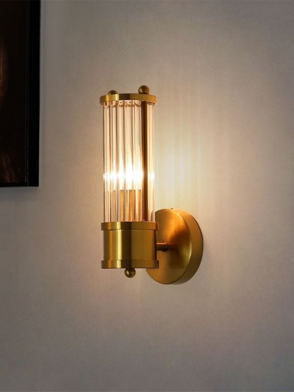 Nowoczesna lampa ścienna kinkiet złoty z kryształowym kloszem