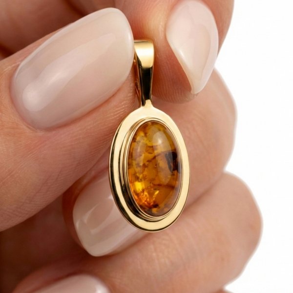 Wisior w klasycznej oprawie  z naturalnym bursztynem złoto 585 
