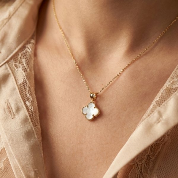 Wisior koniczyna masa perłowa złoto 585 