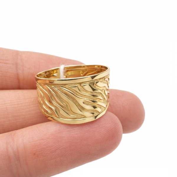 Szeroki pierścionek z rzeźbioną fakturą R.13 złoto 375