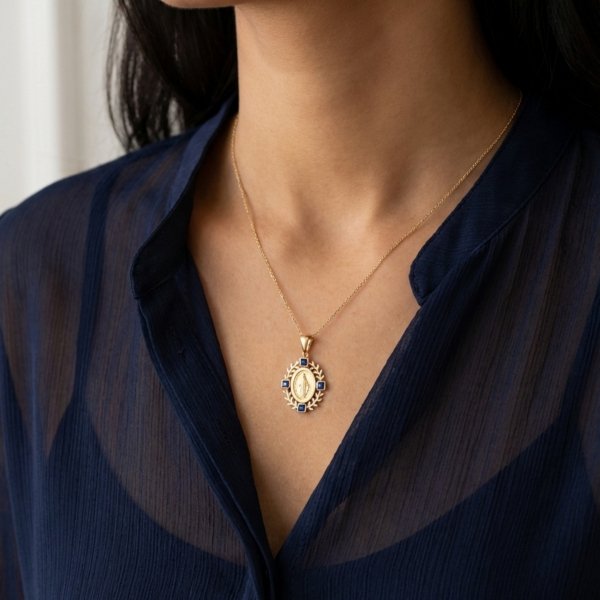 Cudowny medalik z motywem florystycznym i kamieniami złoto 585