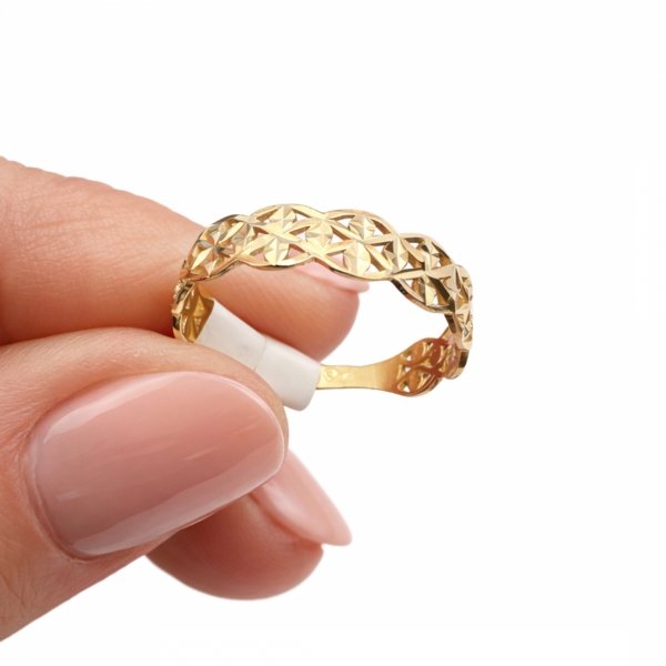 Pierścionek ażurowy grawerowany złoto 375