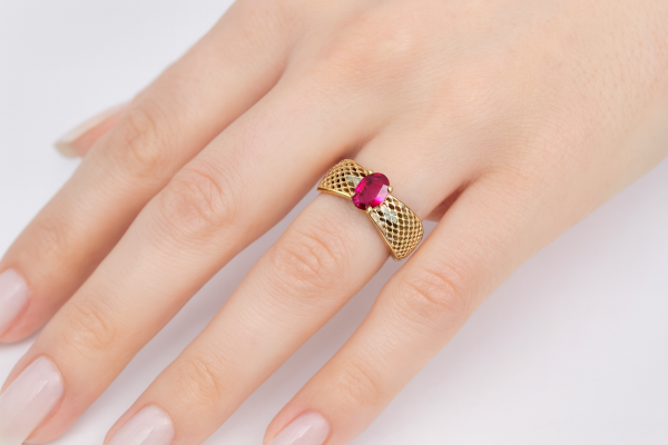 Pierścionek z rubinowym kamieniem R.20 złoto 585