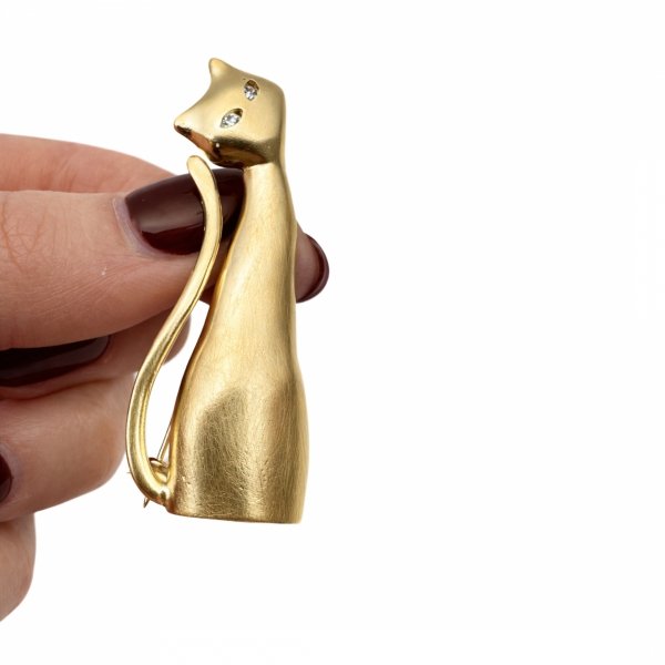 Broszka pozłacana kot białe kamienie art srebro 925 