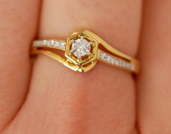 Pierścionek R.15 diamenty 17/0.09ct złoto 585 