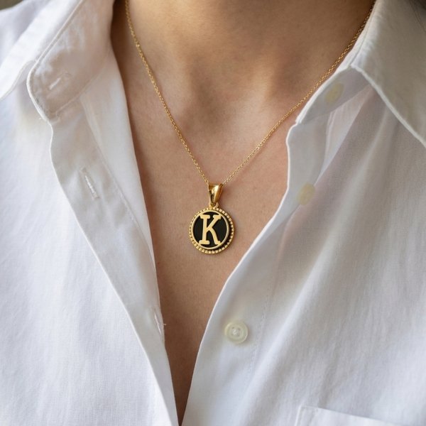 Wisior inicjał litera K koło czarne złoto 585 