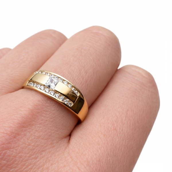 Pierścionek z gładką obrączką i kamieniami złoto 375