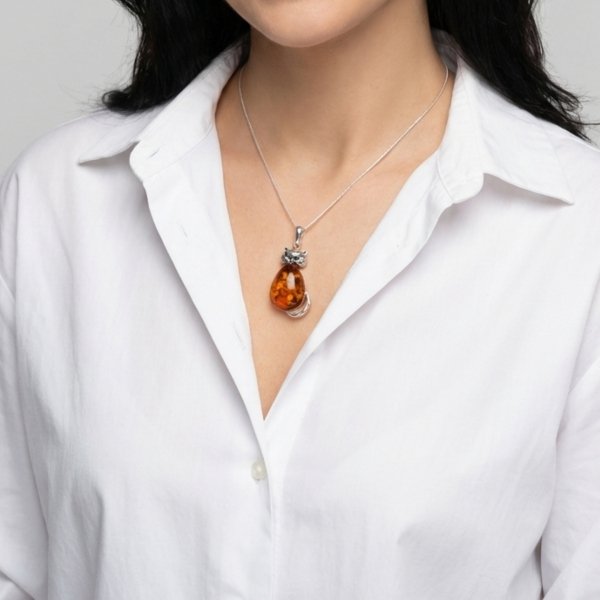 Zawieszka w kształcie kota z bursztynem srebro 925