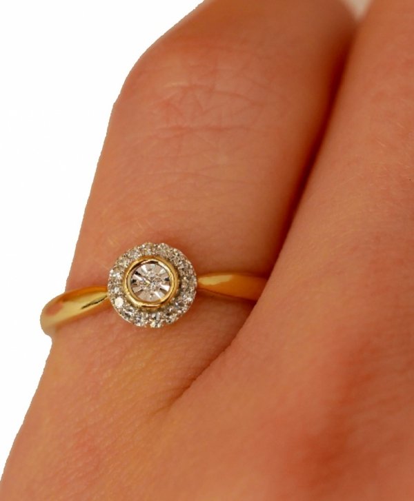 Pierścionek R.9 diamenty 17/0.07ct złoto 585 