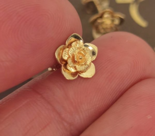 Kolczyki róża 3D złoto 333