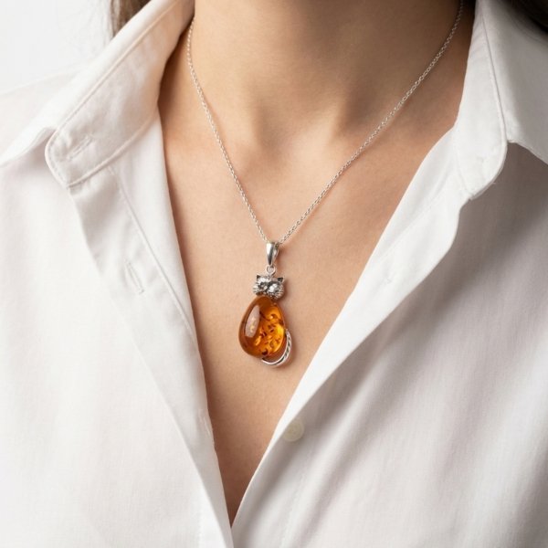 Zawieszka w kształcie kota z bursztynem srebro 925