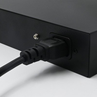 Qoltec Przełącznik sieciowy SWITCH FAST Ethernet PoE | 4x RJ45 |  2x    RJ45 Uplink | 65W | 10/100Mb/s