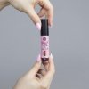 trawberry Gum Lip Gloss Vibrant Kiss w rękach kobiety