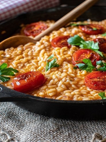 Risotto z pomidorami i bazylią