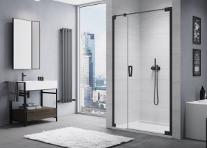 Sanswiss Cadura Black Line Drzwi wahadłowe jednoczęściowe ze ścianką stałą w linii 140cm profil czarny CA31CD1400607 Sprawdź atrakcyjne rabaty!