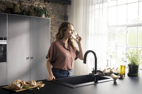 Hansgrohe Aqittura M91 Bateria kuchenna z wyciąganą wylewką z filtrem czarny mat 76801670