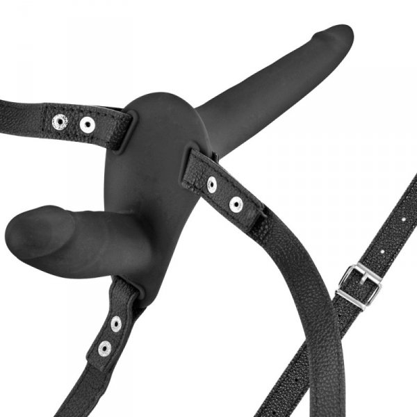 Strap-on z dwoma penisami różnej wielkości na uprzęży. With Double Dildo Black