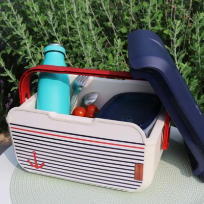 Mini lodówka turystyczna 5L KAMAI EDA wzór marynarski, lunchox na wkłady mrożące -  waniliowy korpus, czerwona rączka, błękitna 