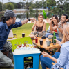 Lodówka turystyczna 29,5L KAMAI FIESTA na wkłady mrożące, błękitna z zieloną pokrywą i uchwytem