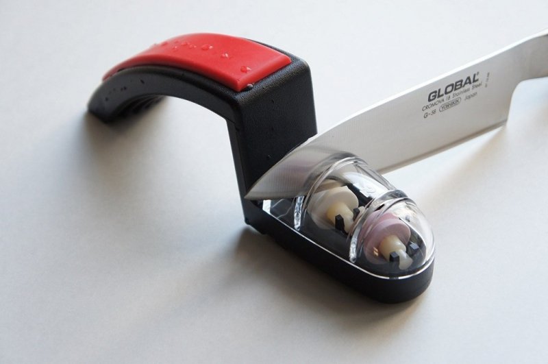 Ceramiczna ostrzałka wodna do noży Global 220 czarno-czerwona MinoSharp