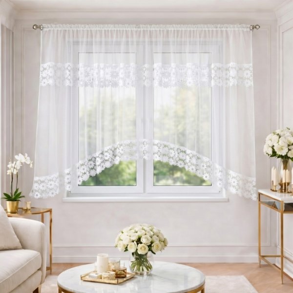 Przytulna aranżacja wnętrza z firaną Megan w oknie i nakrytym stołem.